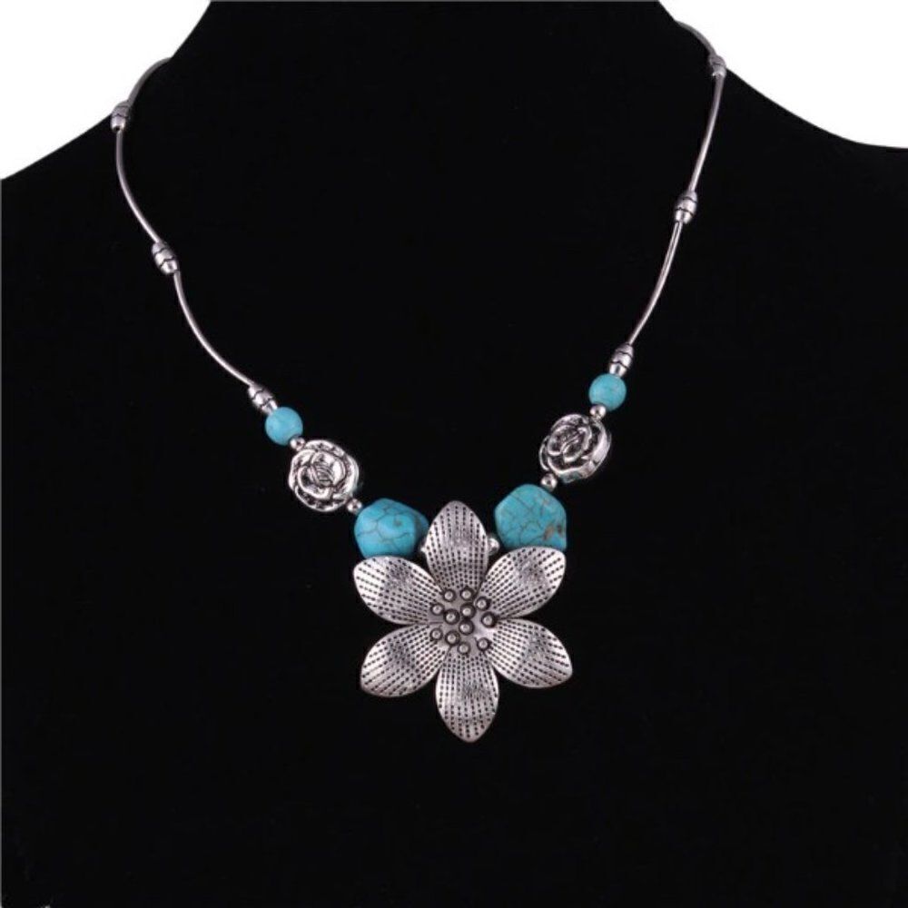 SILVER FLOWER NECKLACE - Picture 5 of 6